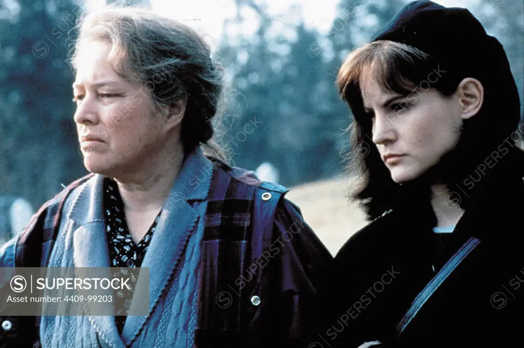 KATHY BATES and JENNIFER JASON LEIGH in DOLORES CLAIBORNE (1995), directed by TAYLOR HACKFORD.