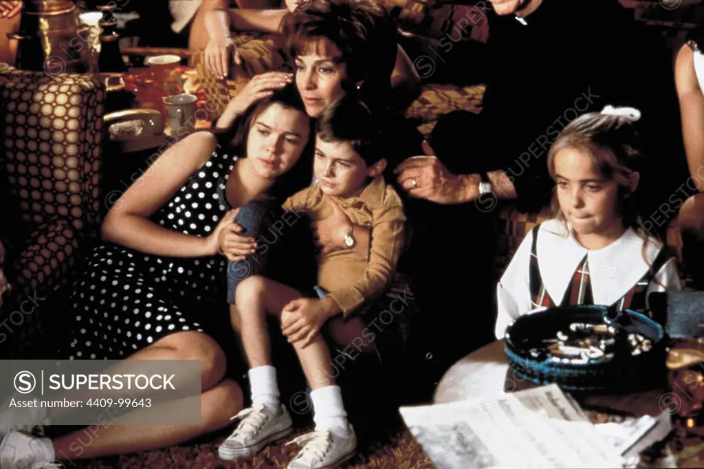 KATHLEEN QUINLAN and MIKO HUGHES in APOLLO 13 (1995), directed by RON HOWARD.