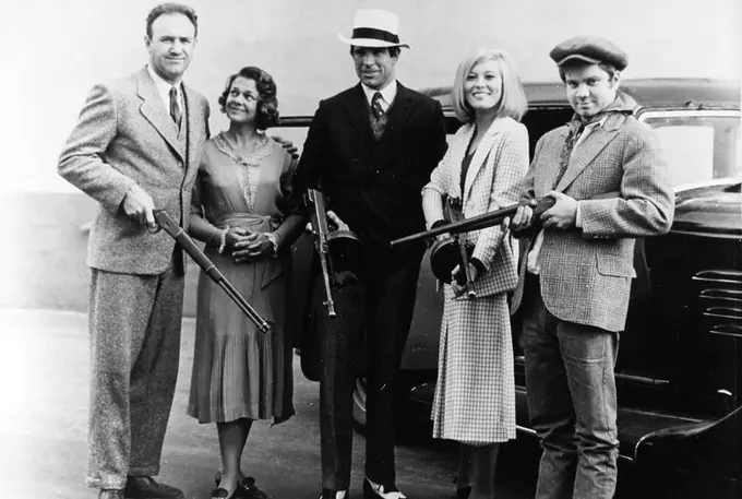 WARREN BEATTY, FAYE DUNAWAY, GENE HACKMAN, MICHAEL J. POLLARD and ESTELLE PARSONS in BONNIE AND CLYDE (1967), directed by ARTHUR PENN.
