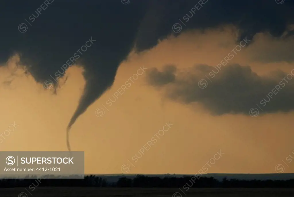 Violent tornado sweeps across NW Oklahoma, USA near the town of Arnett. Part of a tornado outbreak on May 4, 2007 that killed over 12, people including a massive F5 tornado that hit Greensburg, Kansas, USA