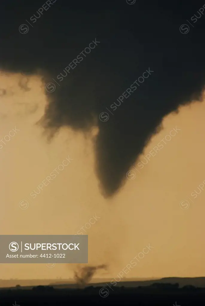 Violent tornado sweeps across NW Oklahoma, USA near the town of Arnett. Part of a tornado outbreak on May 4, 2007 that killed over 12, people including a massive F5 tornado that hit Greensburg, Kansas, USA