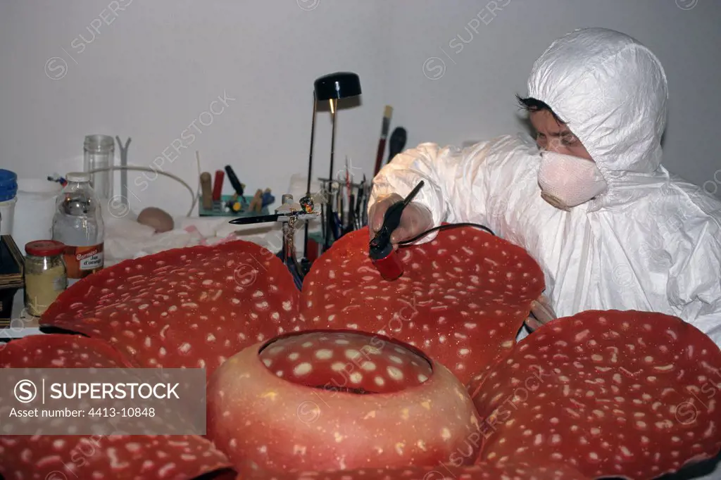 Coloration of a sculpture of Rafflesia full scale
