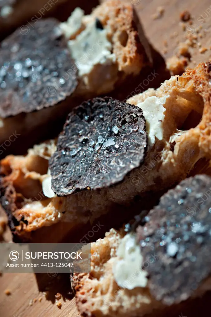Toasts of black truffle with flower of salt