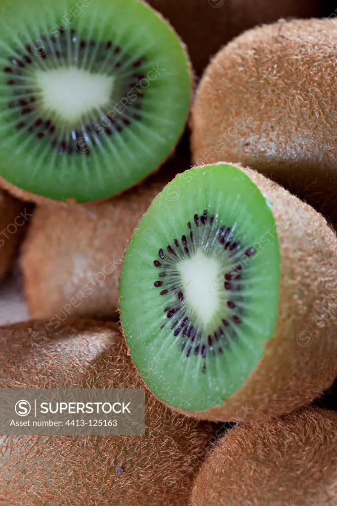 Kiwi cut in two pieces