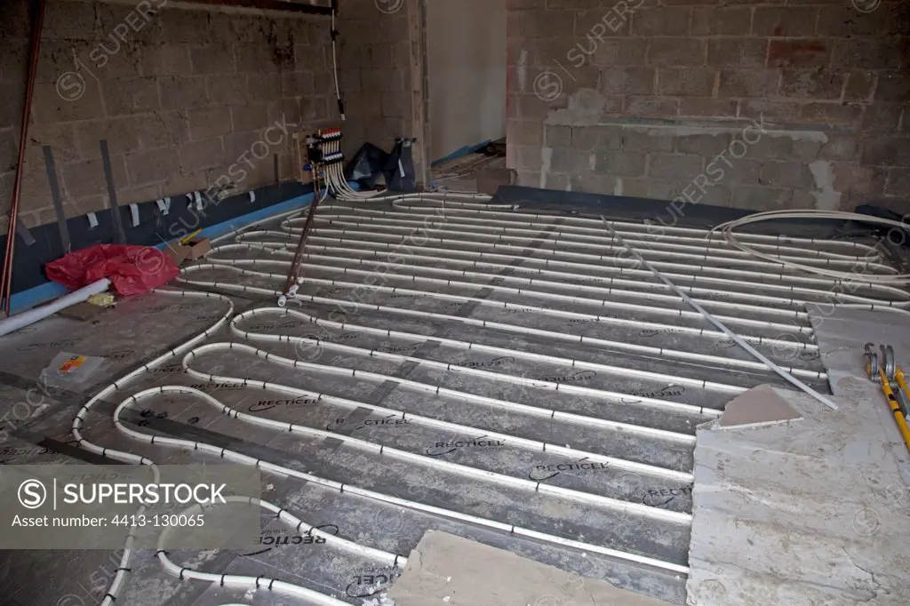 Installing underfloor heating pipes in new building UK