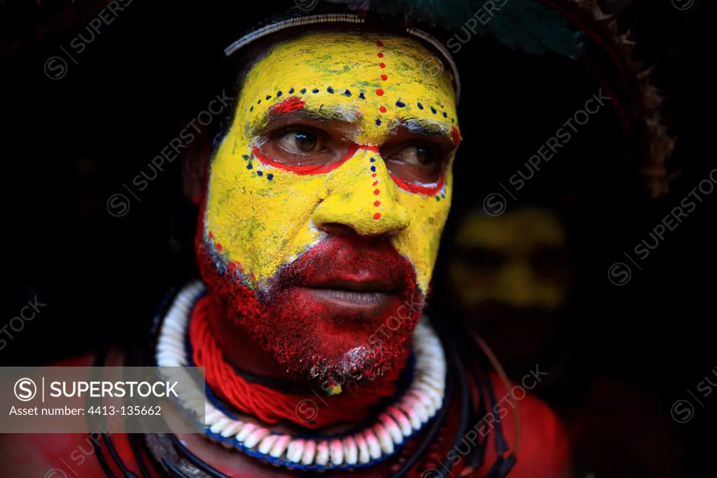 Portrait of a Huli man making up Papua New-Guinea