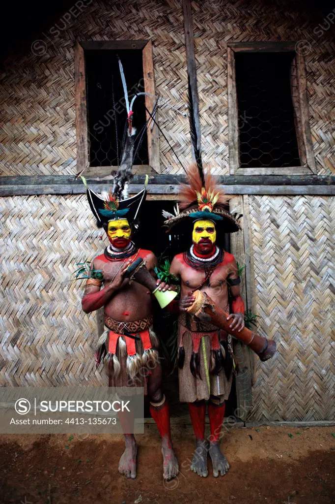 Huli men making up and drums Papua New-Guinea