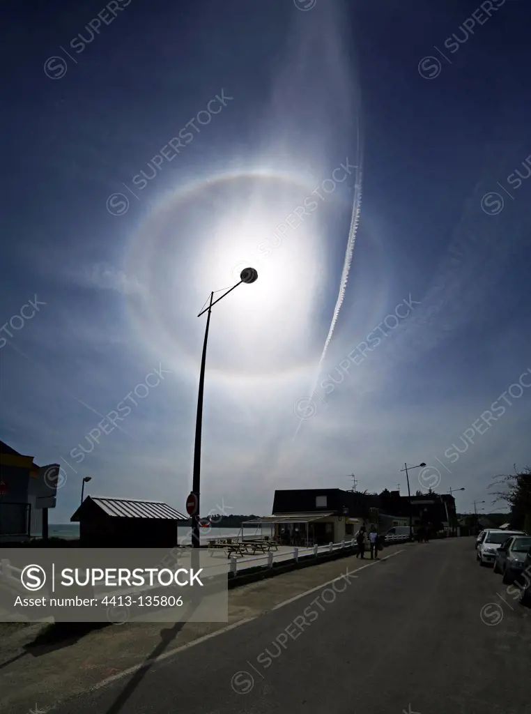 Circumscribed halo over a lamppost