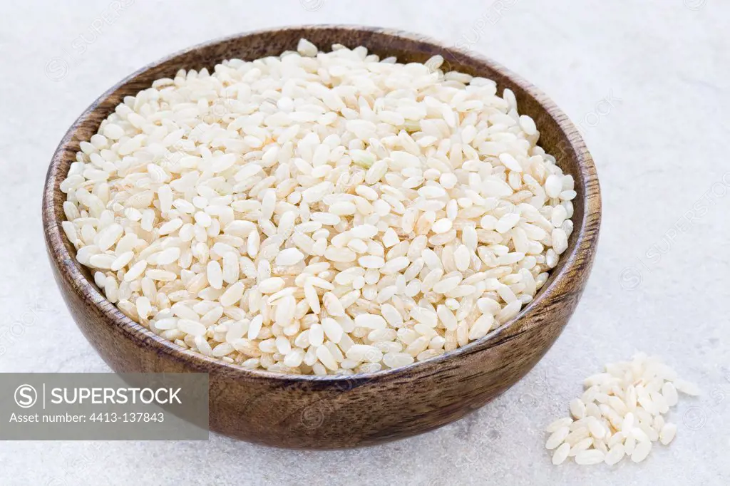 Grains of brown rice in a wooden bowl