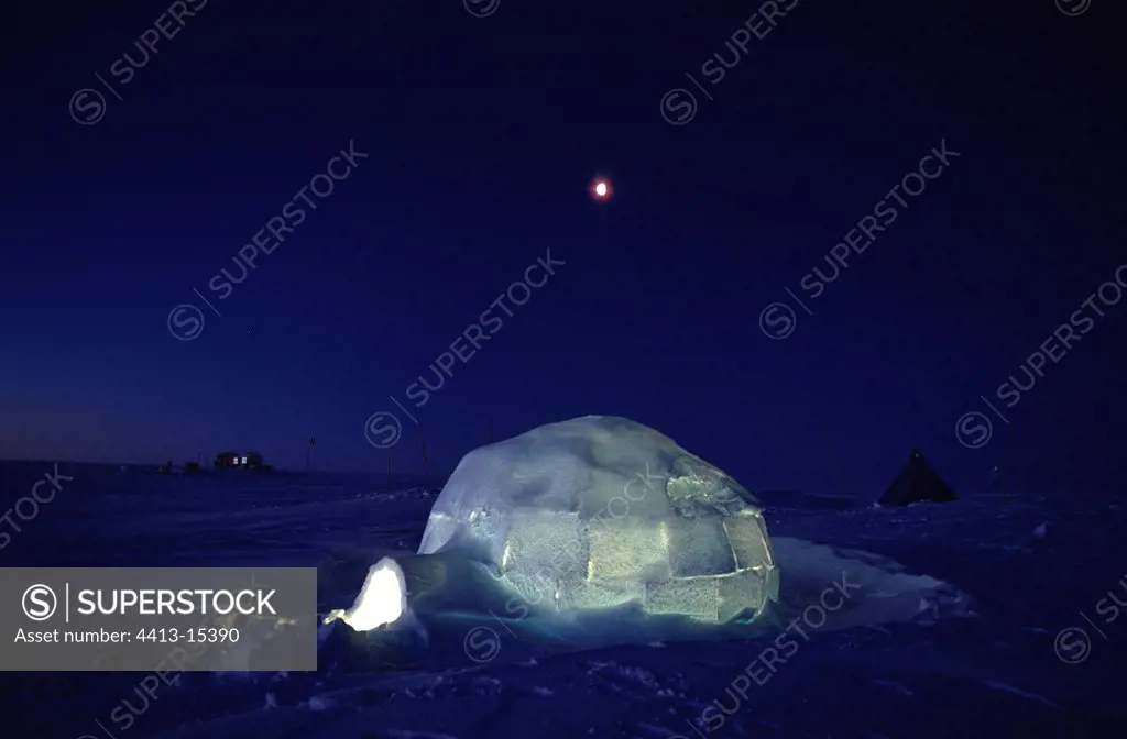 Igloo at night Dome Summit Groenland