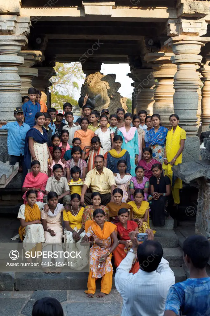 Schoolchildren photographed before the statue of the god Nandi India