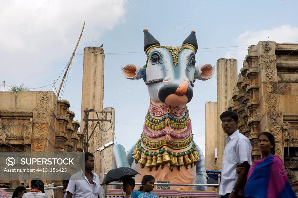 Nandi statue in the Sri Meenakshi temple Madurai in Inde