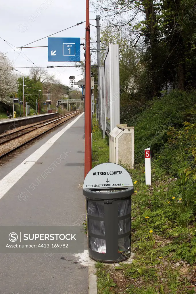 Recycling bins on the platforms of the station Chaville