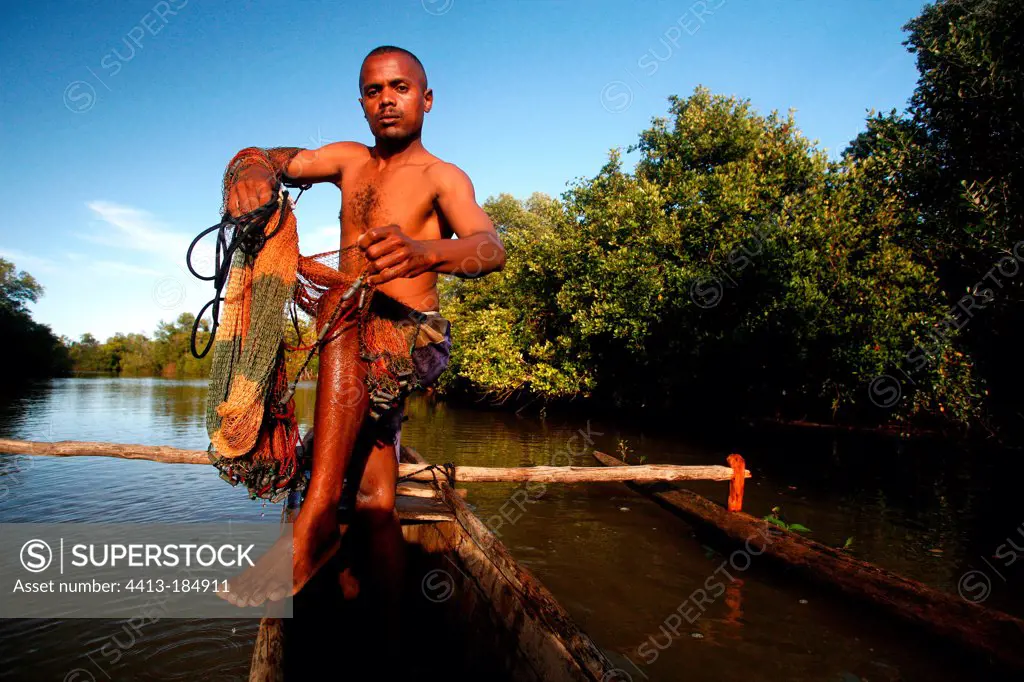 Traditional fishing of shrimps to the hawk in Madagascar