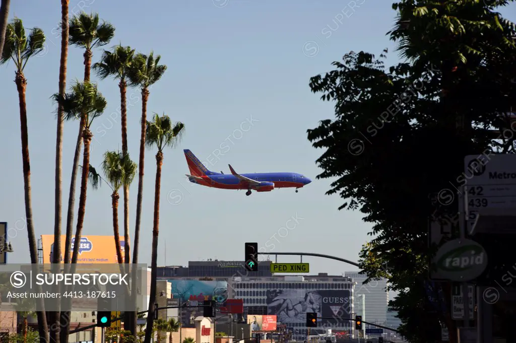 Plane aprroche International Airport in Los Angeles