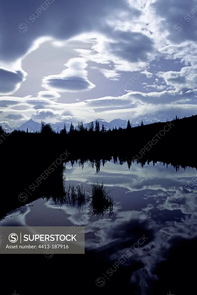 Wonder lake in the NP Denali in Alaska in autumn