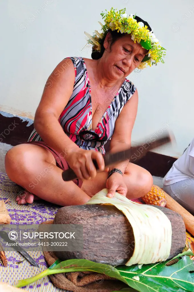 Manufacturer with a woman Tapa Polynesia Marquesas Fatu Iva