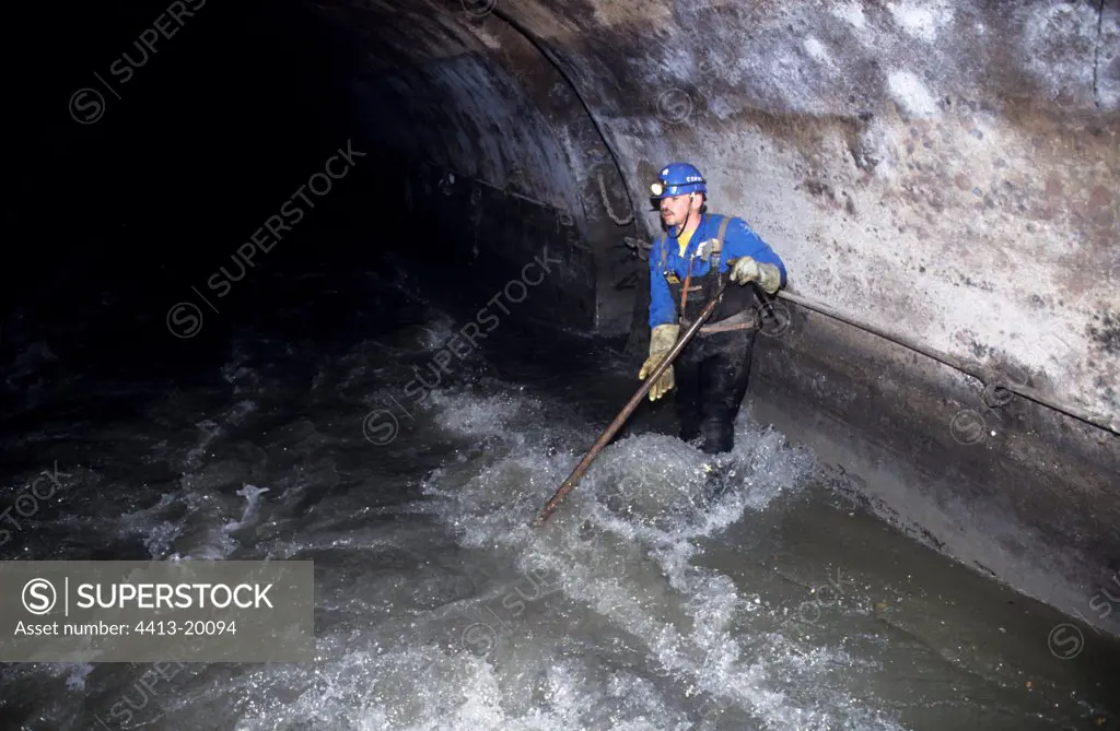 Cleaning of a collector in the sewers of Paris France