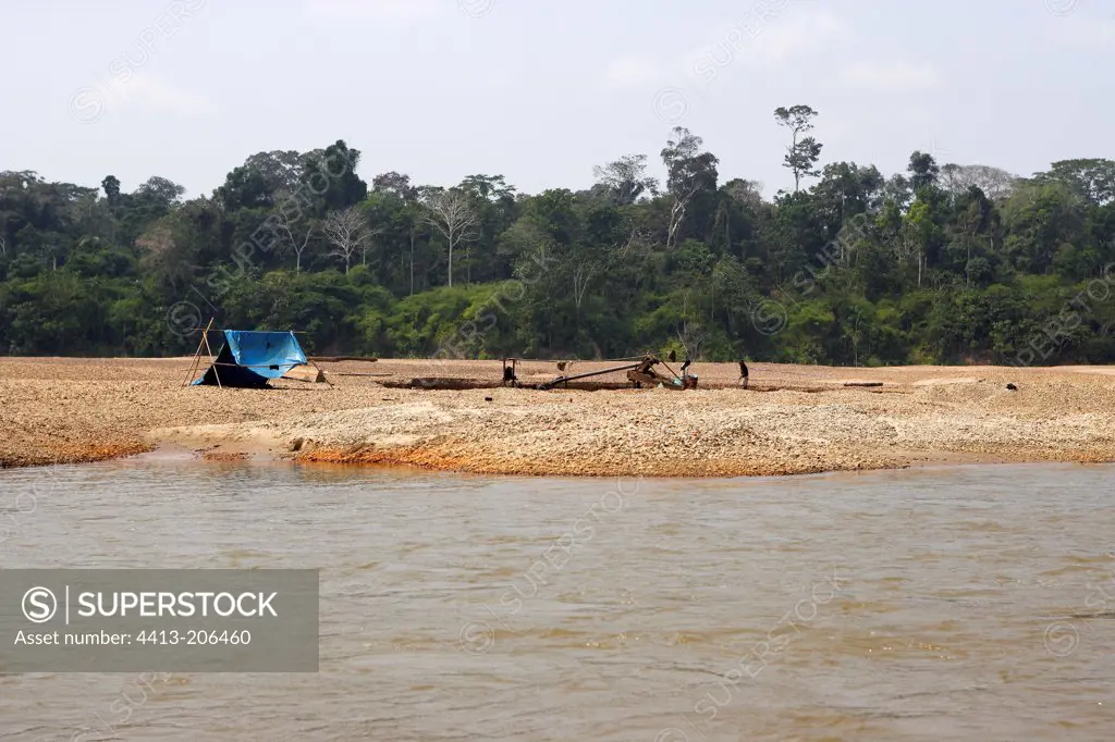 Researchers gold on the Tambopata river Peru