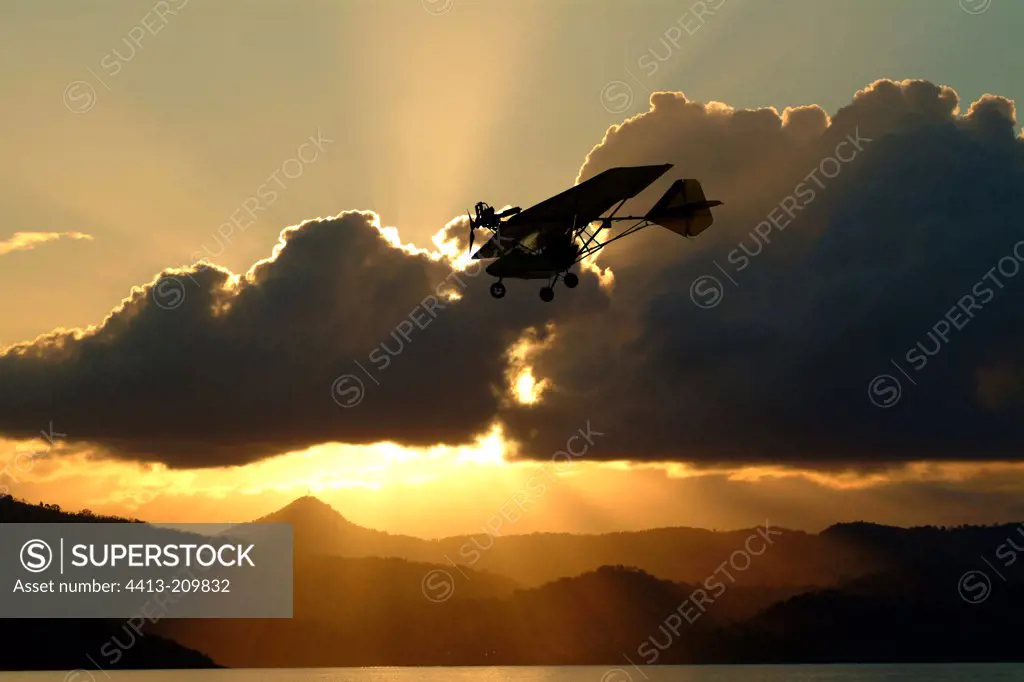 Engin motorized ultra-light flying in the skies of Mayotte