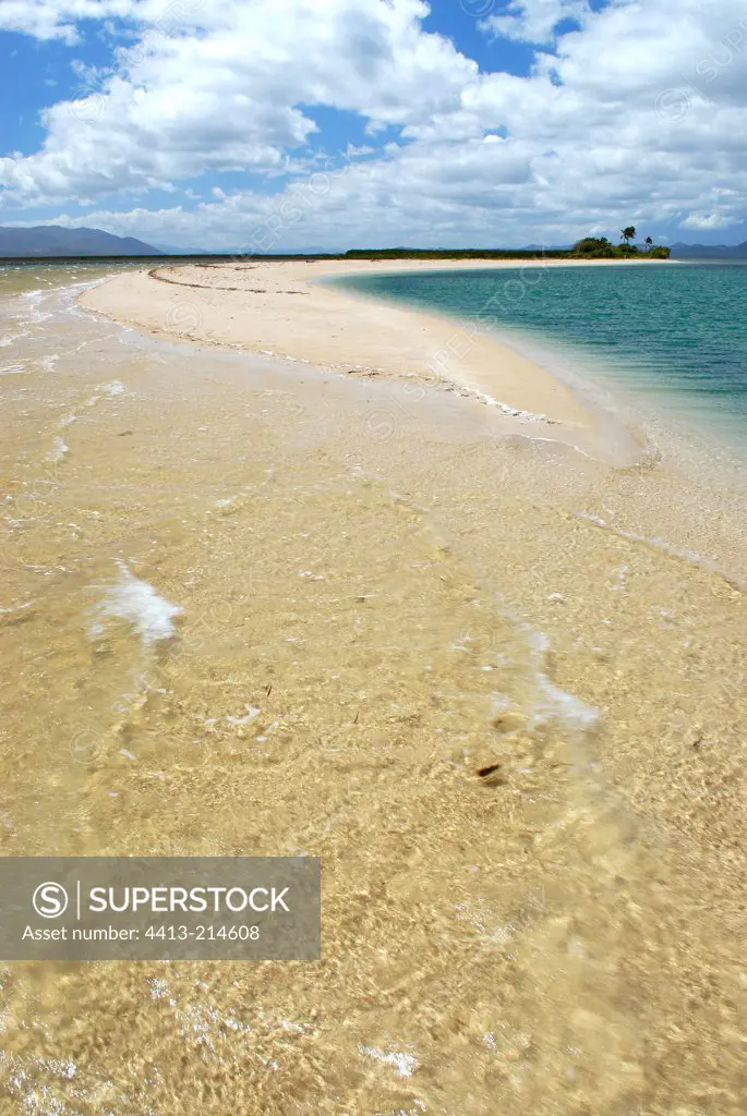Sand stripe plunging into the ocean on the Cocotier islet