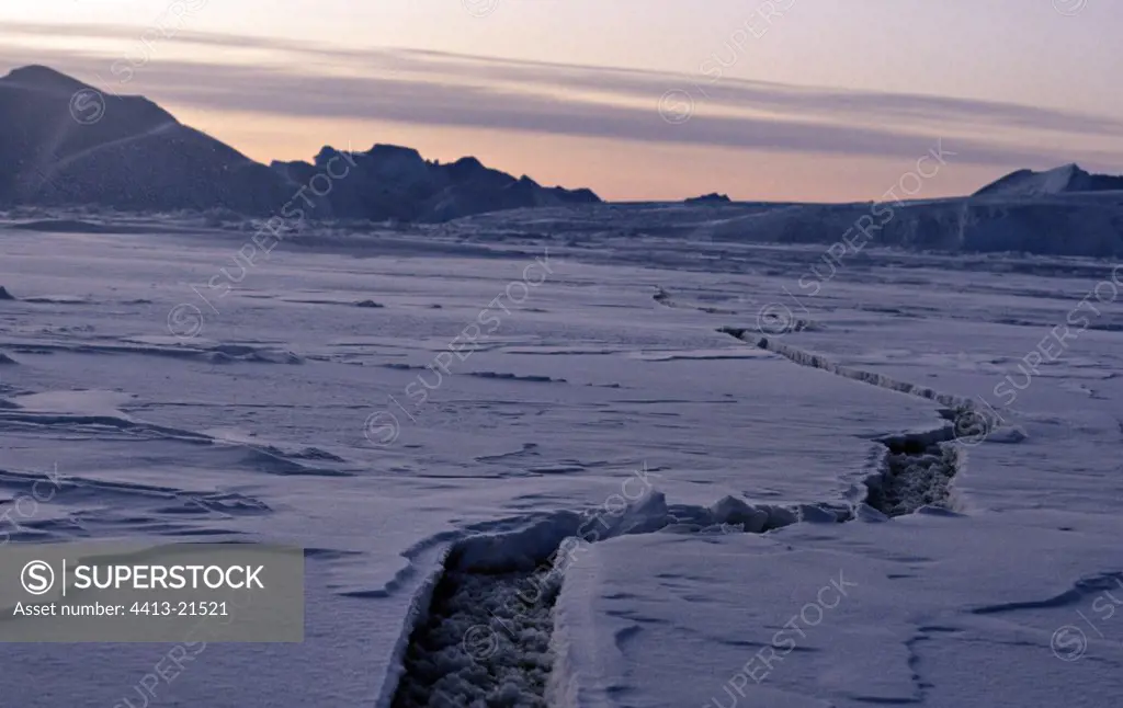 Fracture on the ice-barrier in Antartique Adélie coast