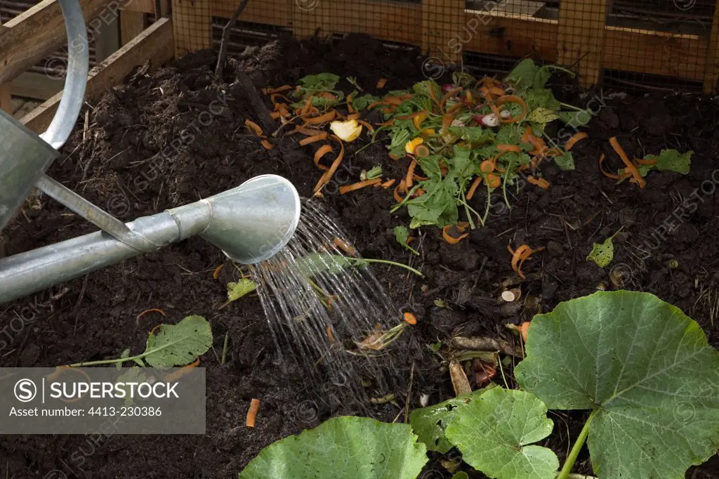 Watering of a compost bin