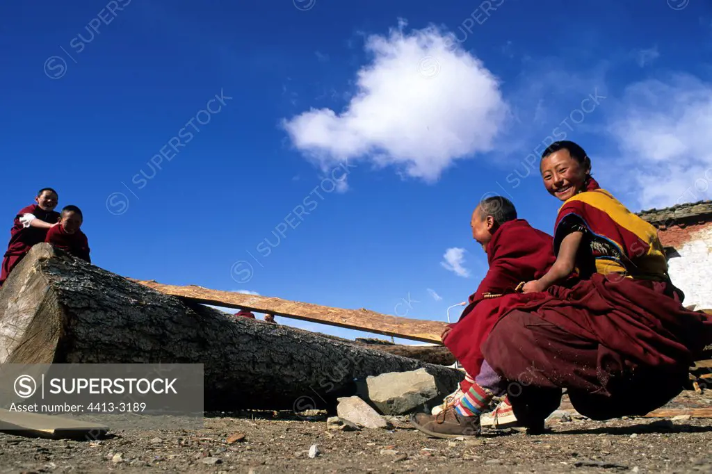 Young monks playing in front of the monastery of Litangh