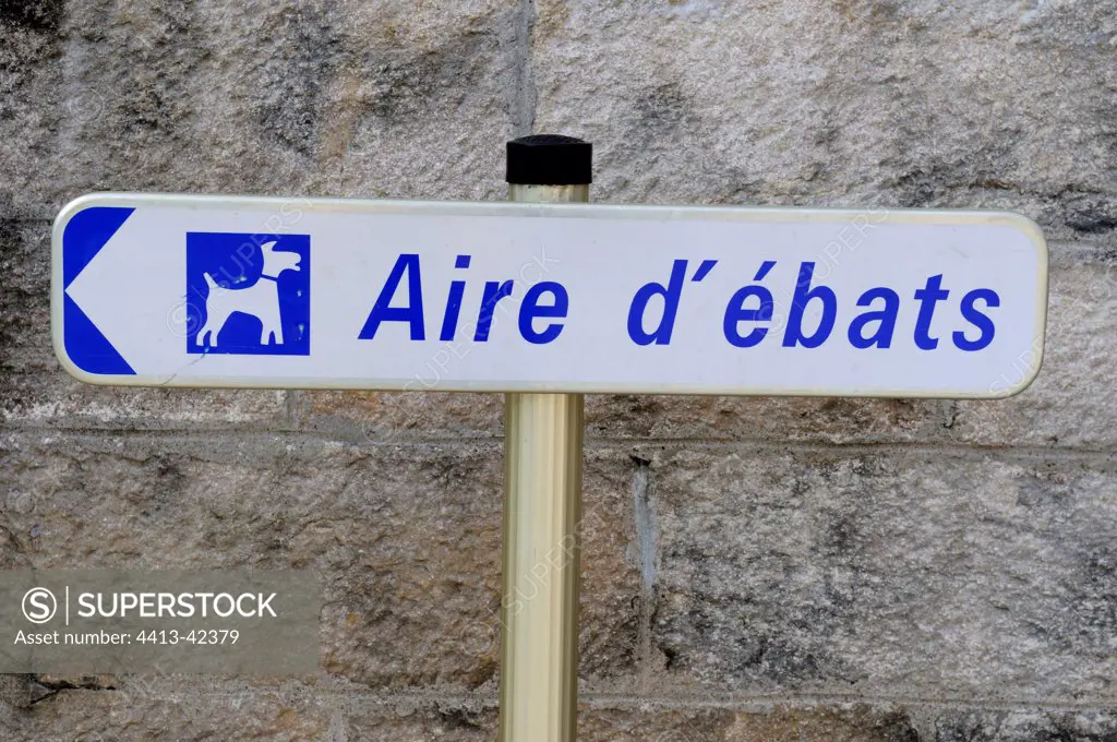 Panel announcing an area for Dogs Doubs