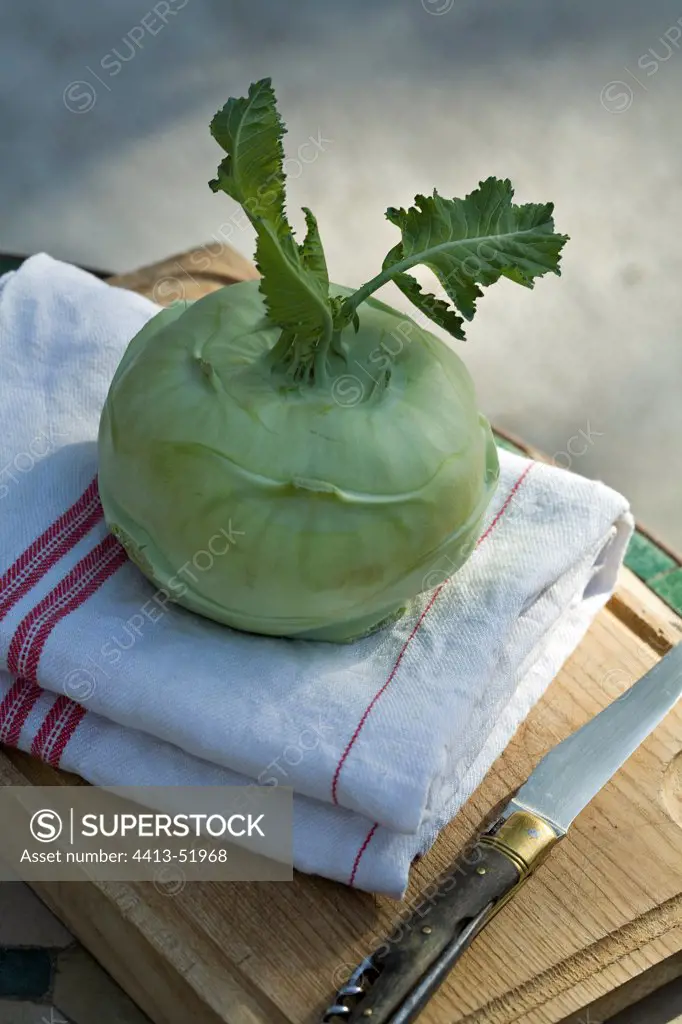 Kohlrabi and Laguiole knife on a wooden tray