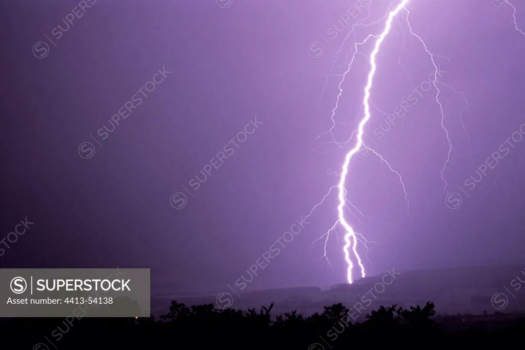 Bifid stroke of lightning in a sprawl storm France