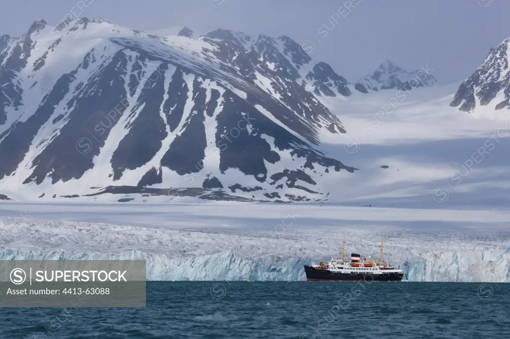 Cruise in front of large glacier in of fiord Svalbard