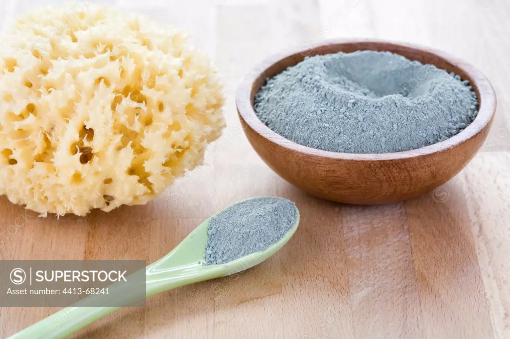 Green clay to beauty care and natural sponge