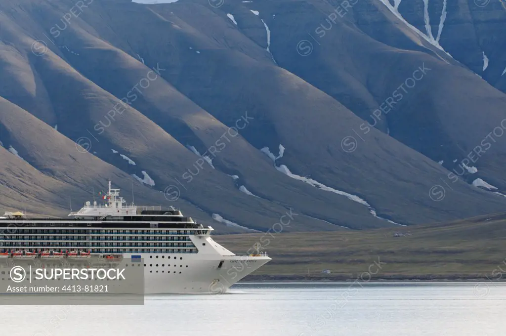 Cruise ship entering the Adventalen fjord of Longyearbyen