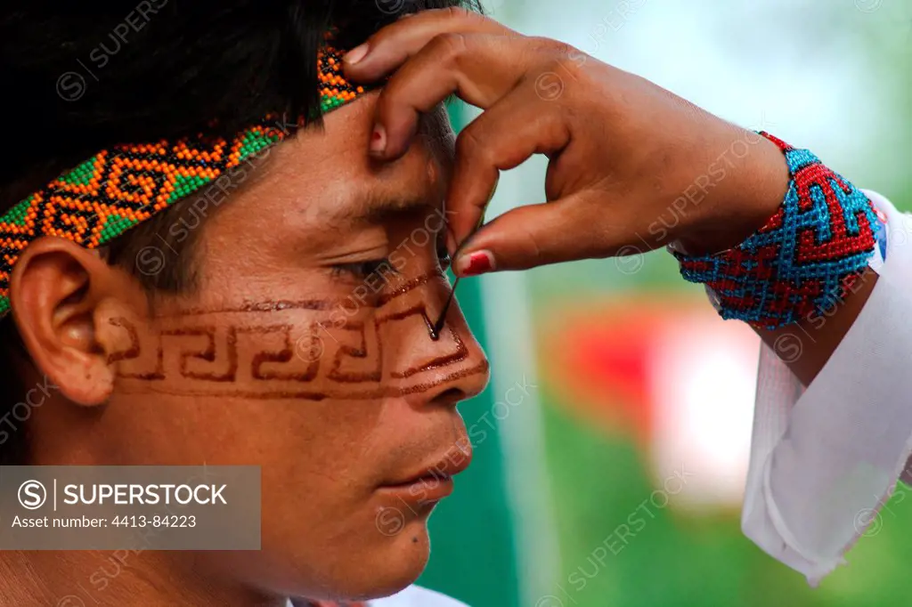 Making-up of traditional motives of the tribe on the face