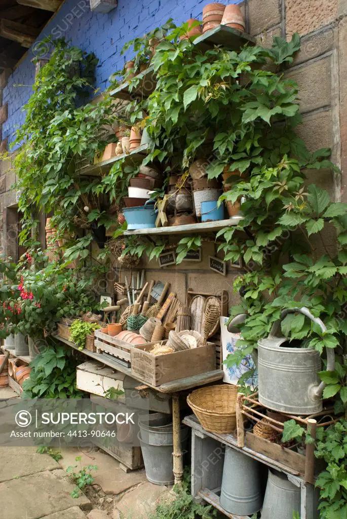 Gardening objets against the wall of a house