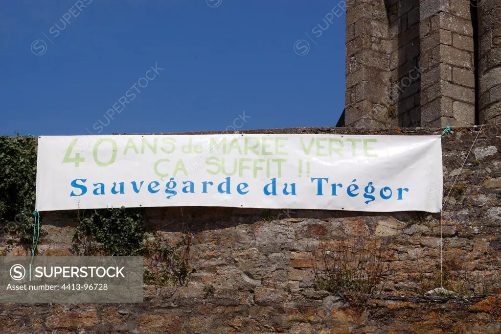 Manifestation anti-green algae in Saint-Michel-en-Grève