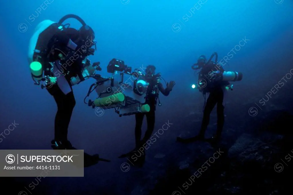 Fiji, Cameramen using mixed-gas rebreather technology to film marine wildlife in Pacific Ocean