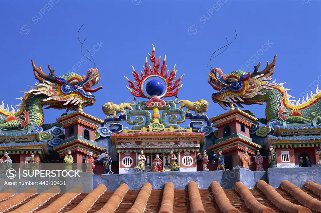 Low angle view of dragon sculptures on the roof of a temple, Pak Tai Temple, Cheung Chau, Hong Kong, China