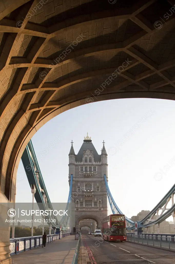 UK, England, London, Tower Bridge and double-decker bus
