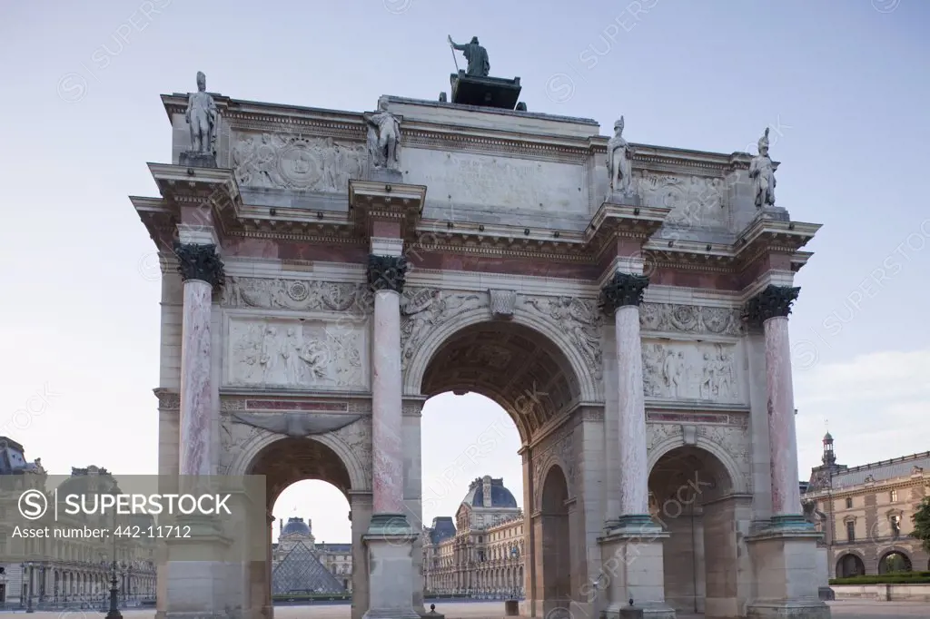 Triumphal arch in a city with a museum in the background, Arc De Triomphe Du Carrousel, Musee Du Louvre, Paris, Ile-de-France, France