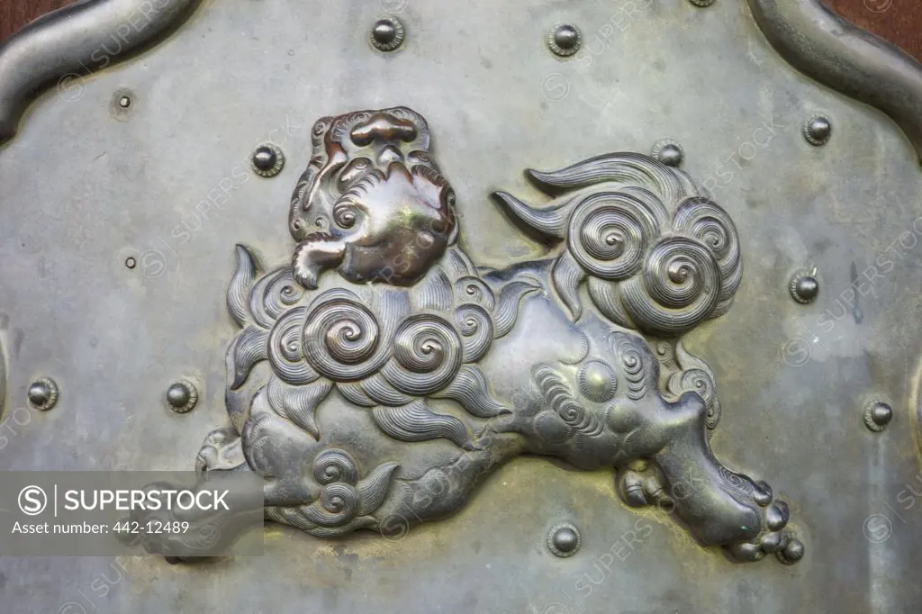 Carved Guardian lion statue on the gate of a temple, Nishi Honganji Temple, Kyoto Prefecture, Kinki Region, Honshu, Japan