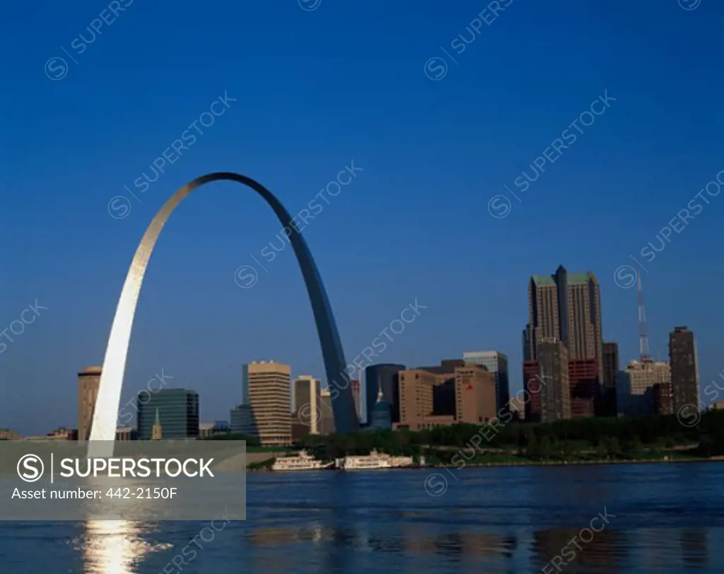Arched sculpture on the waterfront, Gateway Arch, St. Louis, Missouri, USA