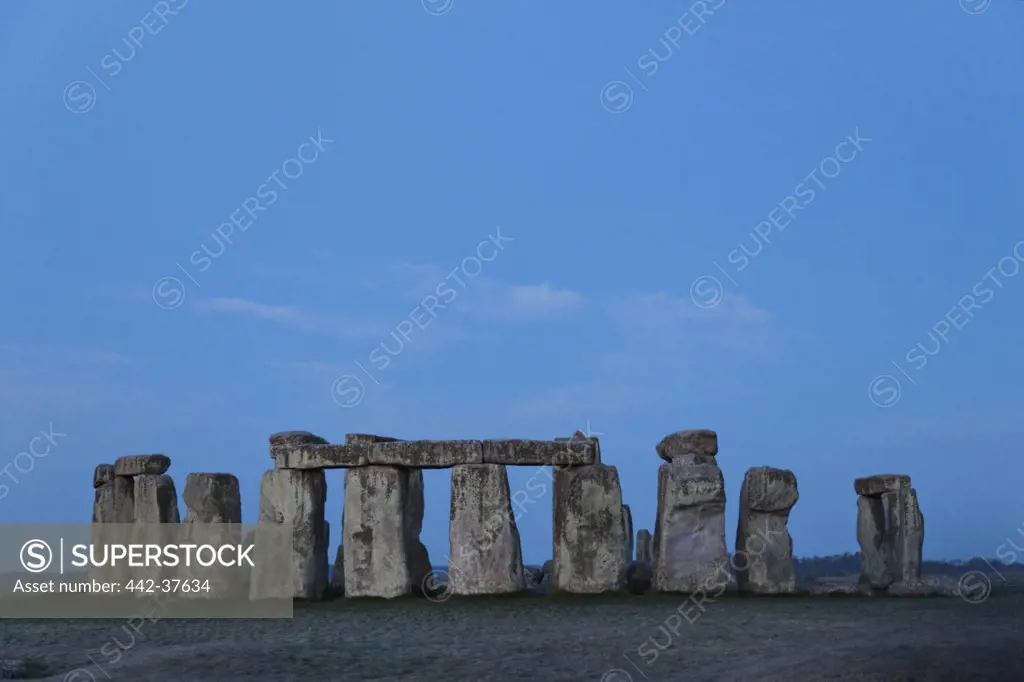 UK, England, Wiltshire, Stonehenge at dawn