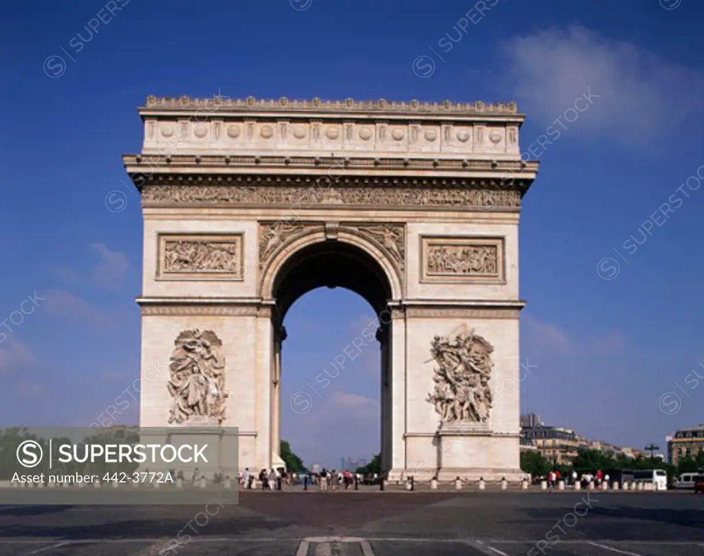 Tourists at a monument, Arc de Triomphe, Paris, France