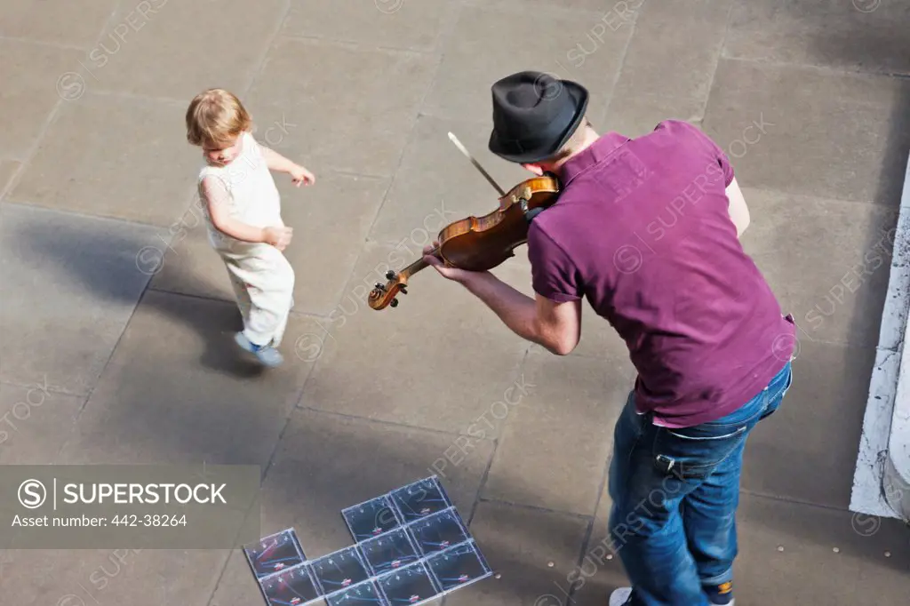 UK, London, Covent Garden, Street musician playing violin