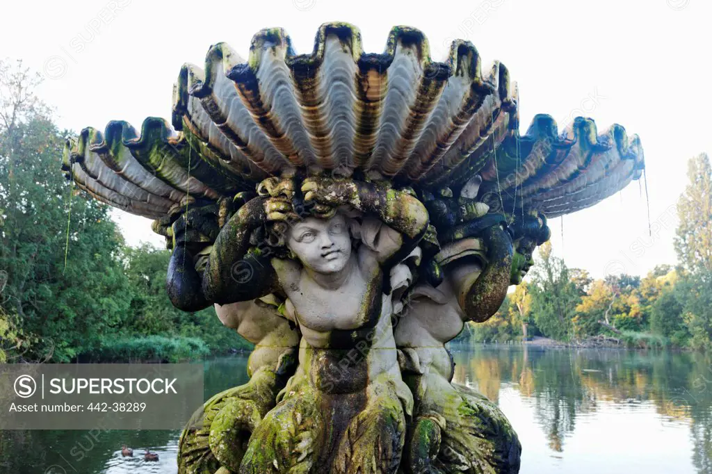 UK, London, Hyde Park, Kensington Gardens, The Italian Garden, Fountain with sculptures