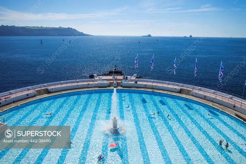 UK, England, Devon, Plymouth, Plymouth Hoe, Tinside Lido, Swimming pool with fountain