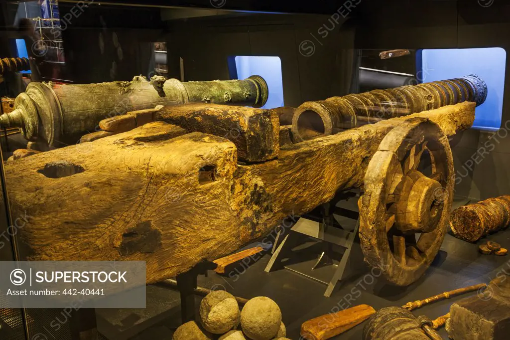 Cannon on a warship in a museum, Mary Rose Museum, Portsmouth Historic Dockyard, Portsmouth, Hampshire, England