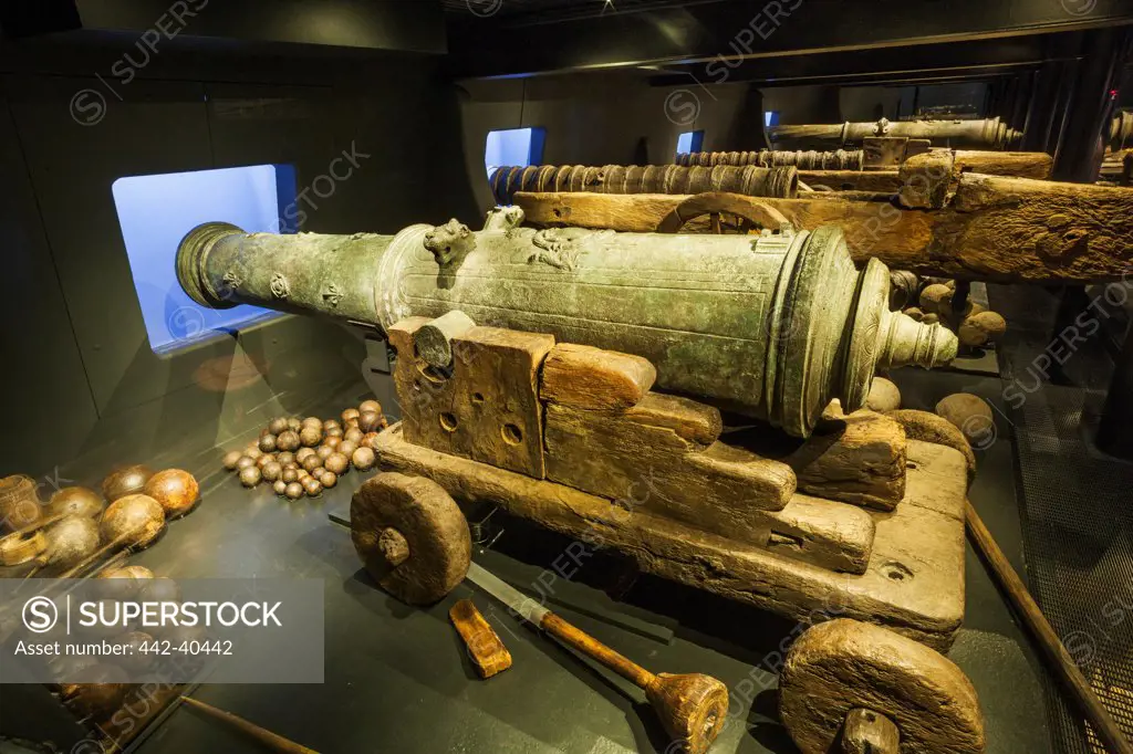 Cannon on a warship in a museum, Mary Rose Museum, Portsmouth Historic Dockyard, Portsmouth, Hampshire, England